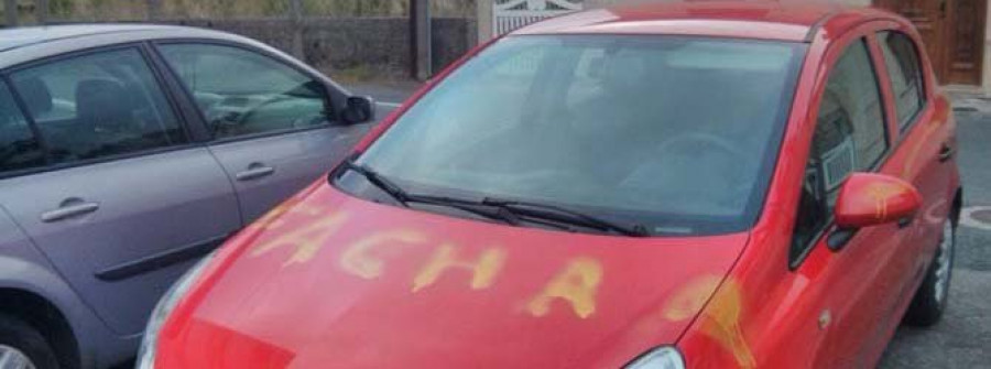 El coche de la portavoz del PP amanece con una pintada