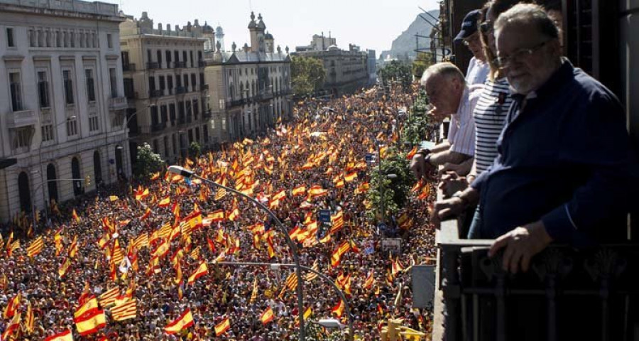 Una manifestación masiva clama en contra de la independencia