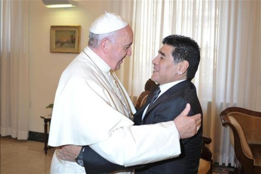 El papa recibe a Diego Armando Maradona en su residencia de Santa Marta