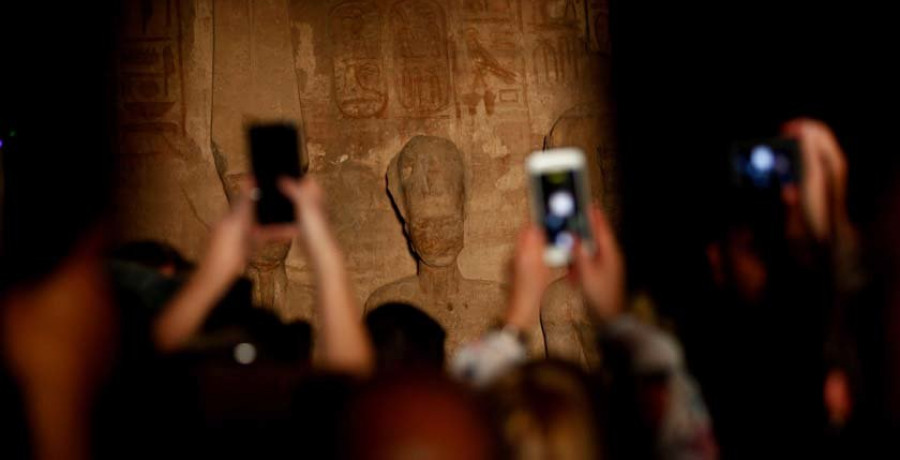 Empujones para conseguir el mejor selfi con Ramsés II