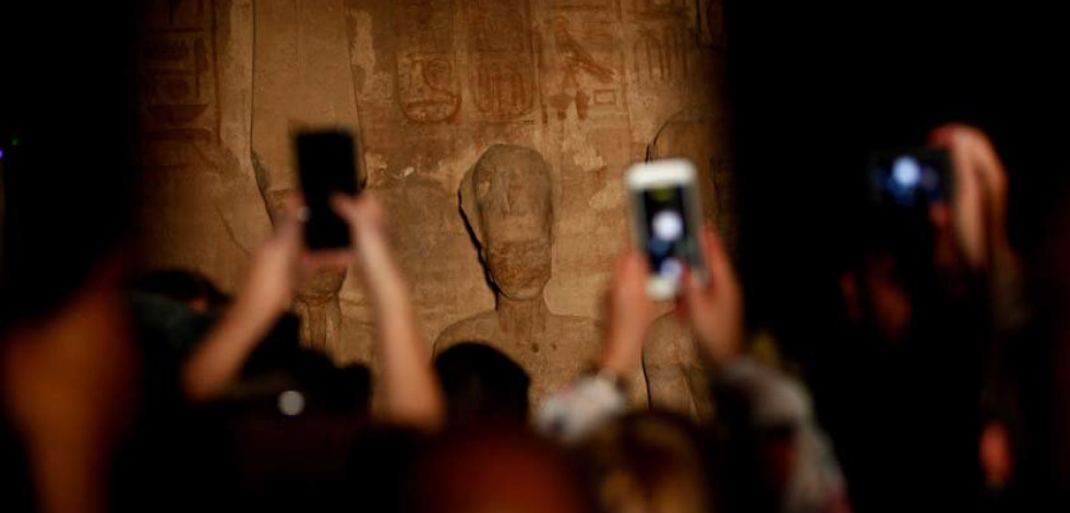 Empujones para conseguir el mejor selfi con Ramsés II
