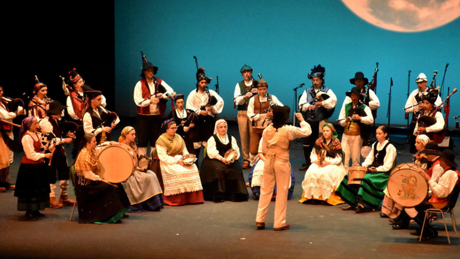 Seis formaciones culturales actuaron ayer en el Festival Internacional de Folclore de Narón