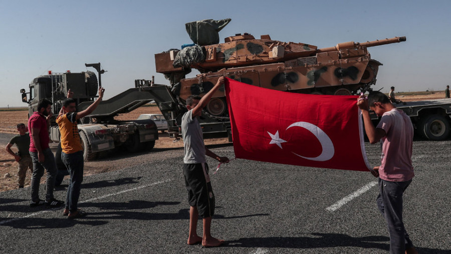 Turquía afirma que tomó la primera ciudad en la franja kurda de Siria