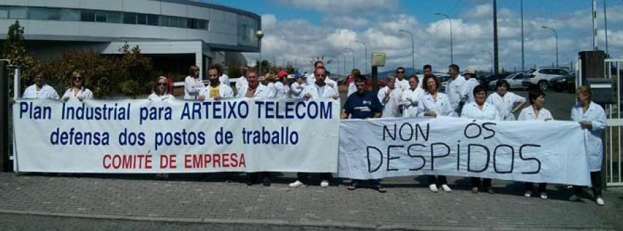 Los trabajadores de Arteixo Telecom iniciaron ayer un encierro que se prolongará hasta esta mañana