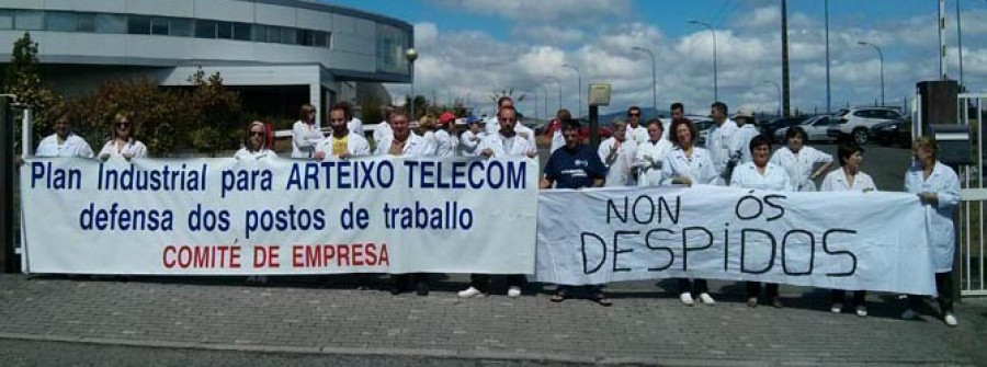 Los trabajadores de Arteixo Telecom iniciaron ayer un encierro que se prolongará hasta esta mañana