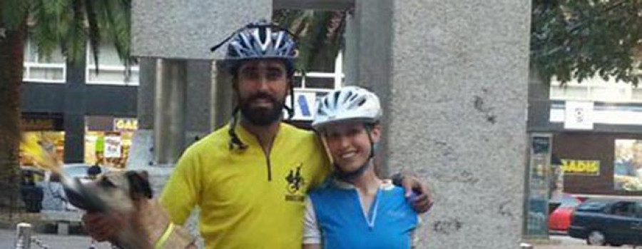 El bombero Pablo Calvo, de ruta en bici por Galicia para apoyar las enfermedades raras