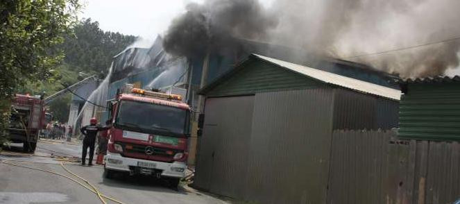 Un incendio calcina la planta alta de la nave de una carpintería en Cedeira