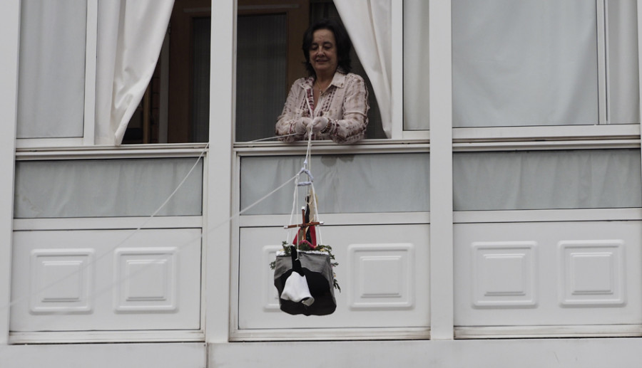 El Cristo de la Misericordia procesiona por los balcones de la calle Magdalena