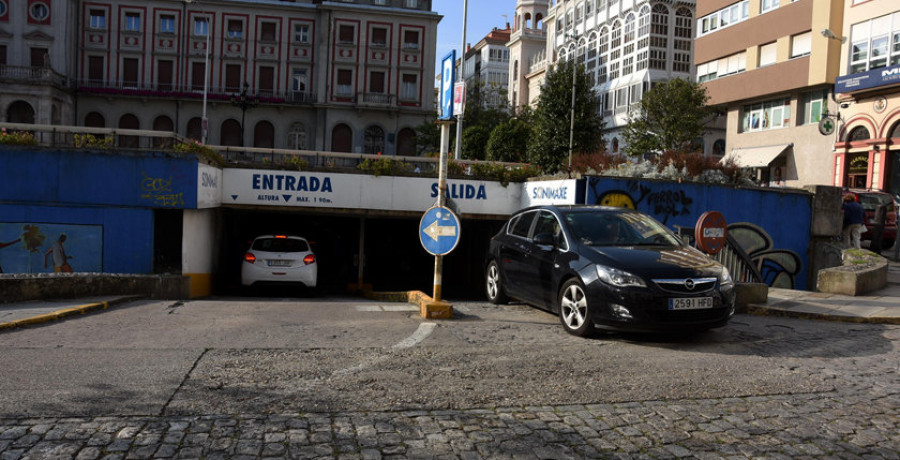 Los opositores al cierre del parking de Armas acuden hoy  al pleno para exigir  su conservación