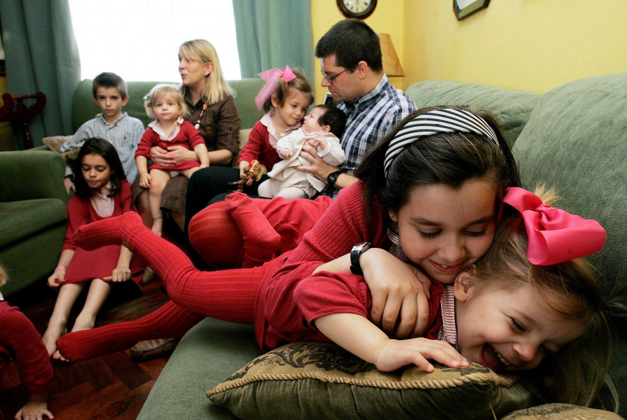 La familia Cuadrado, con doce hijos, se prepara con "prudencia" para salir por Esteiro