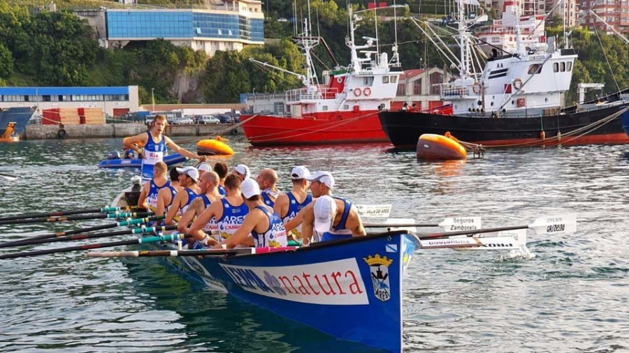 Bermeo se tiñe de azul en el incontestable triunfo aresano