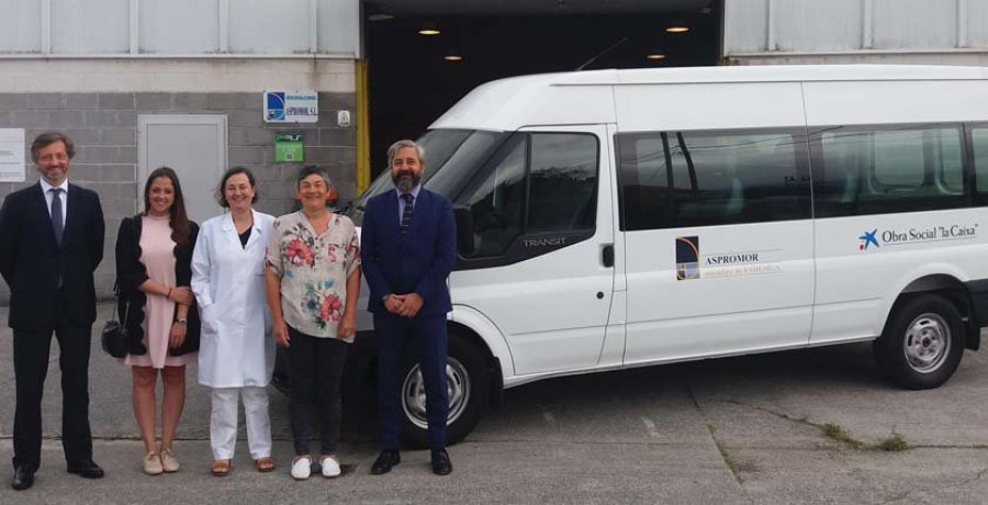La Obra Social “la Caixa” dona una furgoneta a la asociación Aspromor de Ortigueira