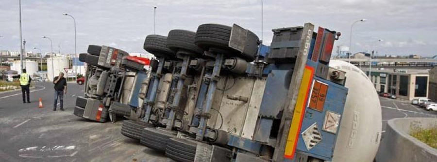 Un camión cargado con asfalto líquido vuelca tras chocar contra un coche en el límite con Arteixo