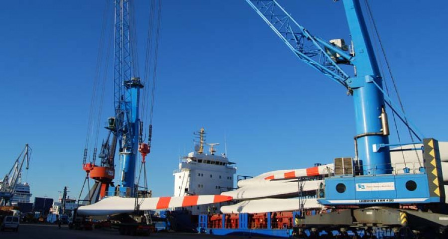 El Puerto mantiene en julio la media de casi un millón de toneladas movidas