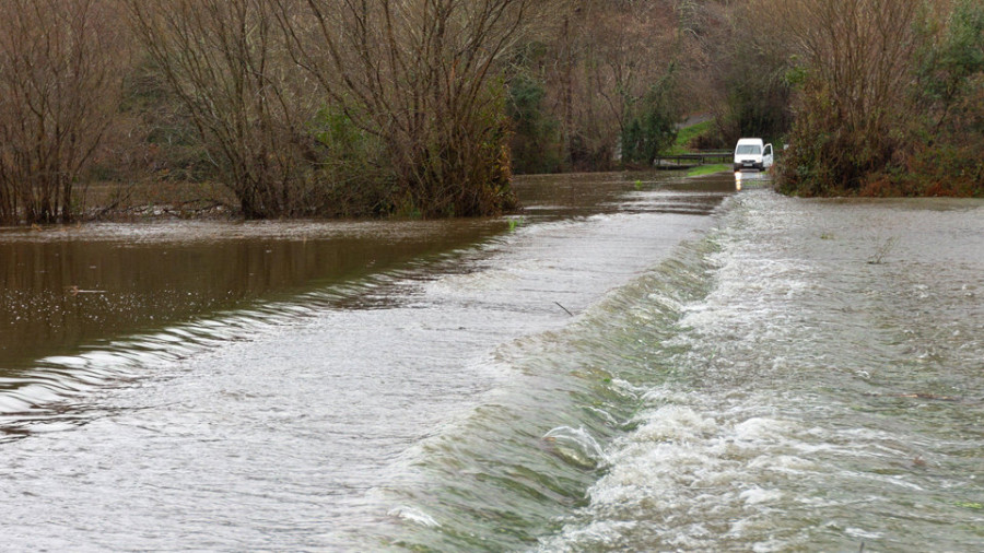 La lluvias desbordan el río Xuvia y dejan incidencias en la comarca