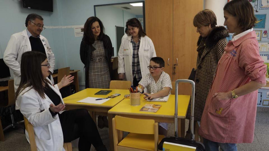 El aula hospitalaria del CHUF inaugura el proyecto educativo y terapéutico “Contos Sanadores Rodantes”