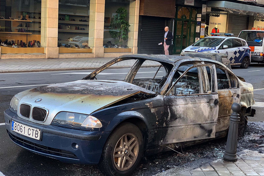 Arde un coche en el centro de A Coruña tras apearse un padre y su hijo