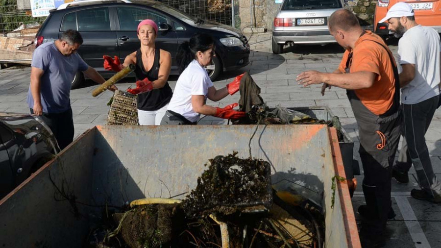 Retiran más de 1.100 kilos de residuos de los fondos marinos de A Graña