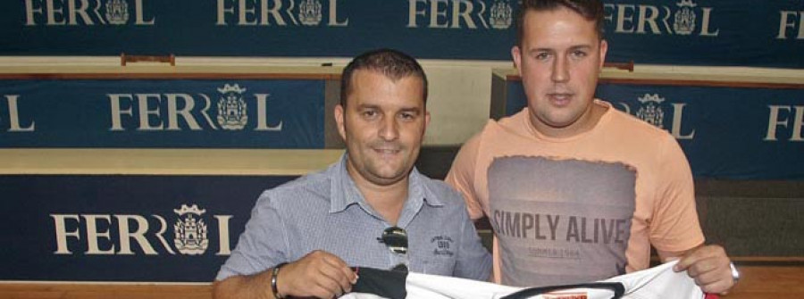 Borja Fernández ya viste la nueva camiseta de O Parrulo
