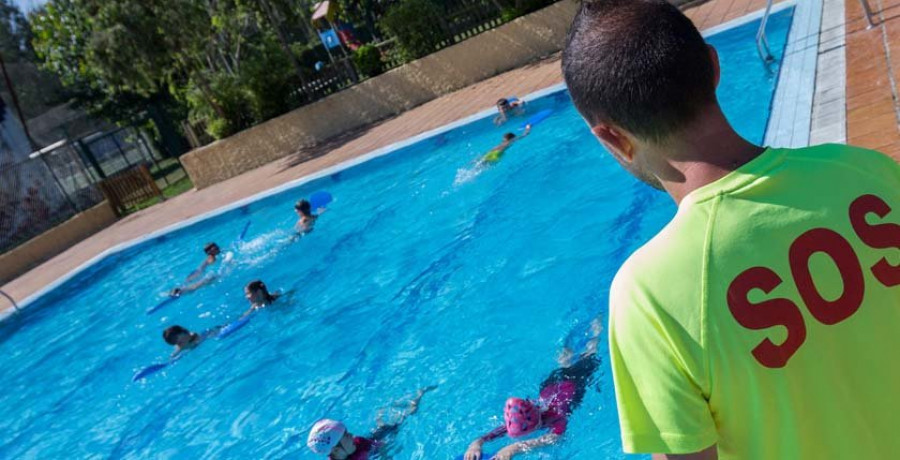 El mal tiempo no es impedimento para que la piscina de San Sadurniño incremente asistencia