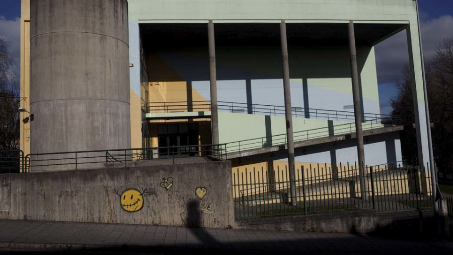 Aumentan las quejas por el estado de las instalaciones de la piscina de Caranza