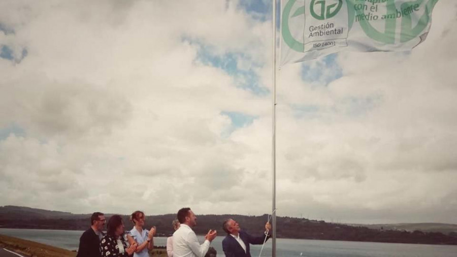 La Bandera Verde ondea en el lago de As Pontes tras obtener la certificación ambiental