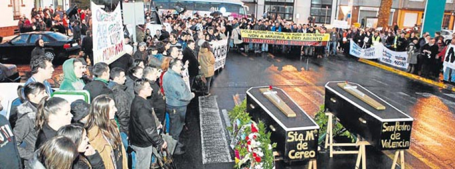 Medio millar de personas muestra en Coristanco su rechazo a la mina de oro