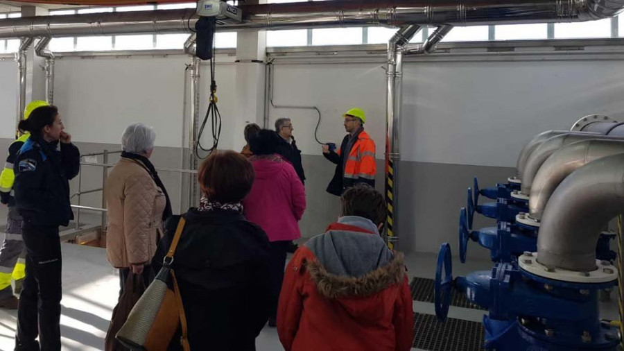 Alumnos del IES As Telleiras colaboran en una charla sobre educación vial para mayores