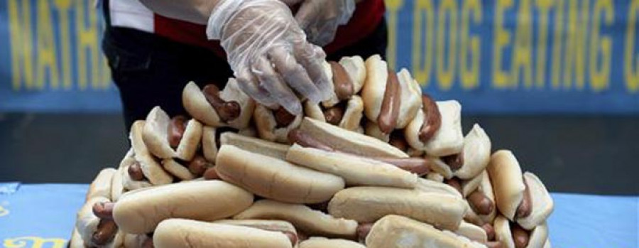 Nueva York, cuna del "hot dog", celebra el día nacional del perrito caliente