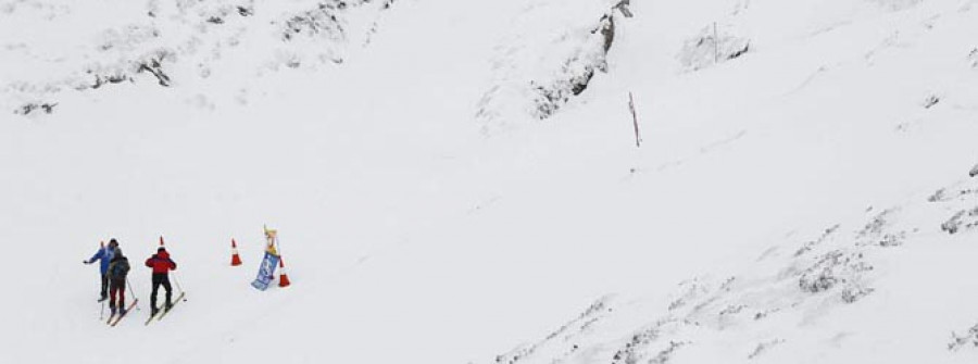La nieve obliga a utilizar cadenas en el Alto do Poio