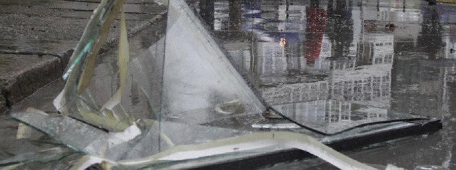 Un mujer resulta herida por una ventana que se desprendió de un edificio en el Cantón