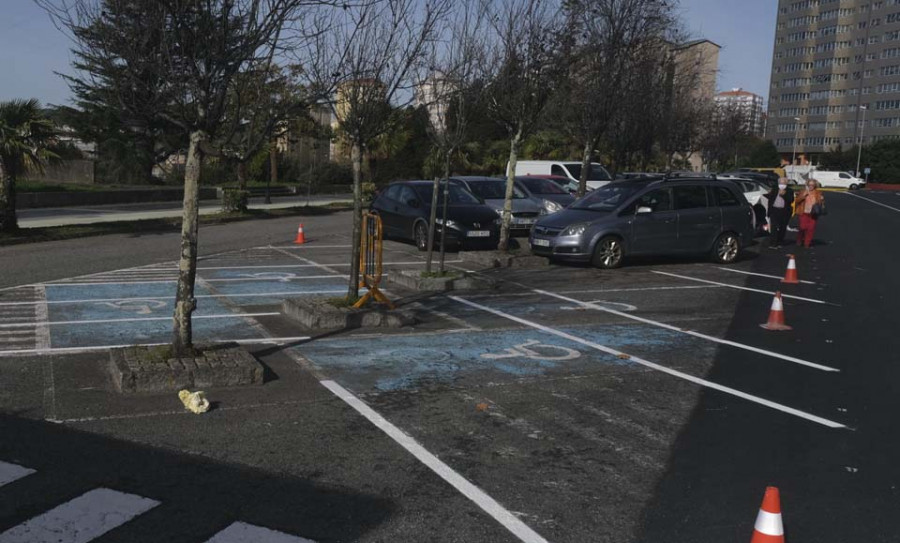 La avenida del Mar estrena un controvertido aparcamiento en espiga