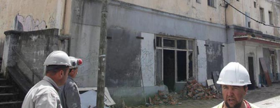 Las últimas horas del edificio del Bambú Club tras cumplir el barrio casi 70 años