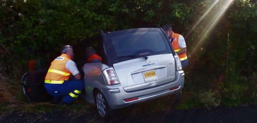 Un hombre sufre heridas leves tras acabar en la cuneta con su microcar