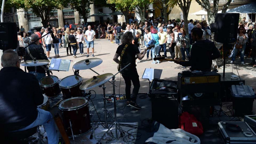 Ferrol cierra las fiestas de la Parrocheira con una comida popular y mucha música