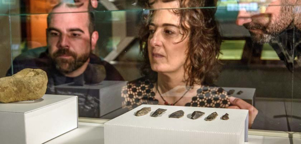 Hallan 113 grabados rupestres e instrumentos de los autores