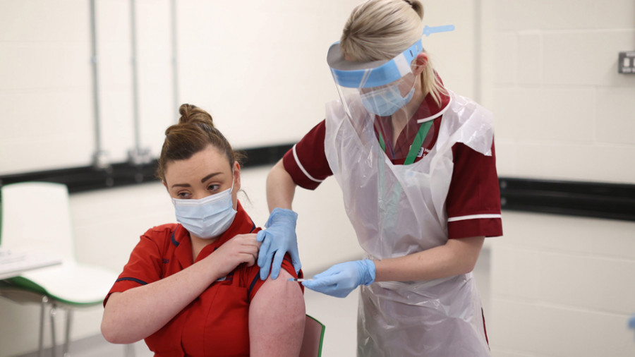 El Reino Unido recomienda no vacunar a alérgicos severos tras dos reacciones