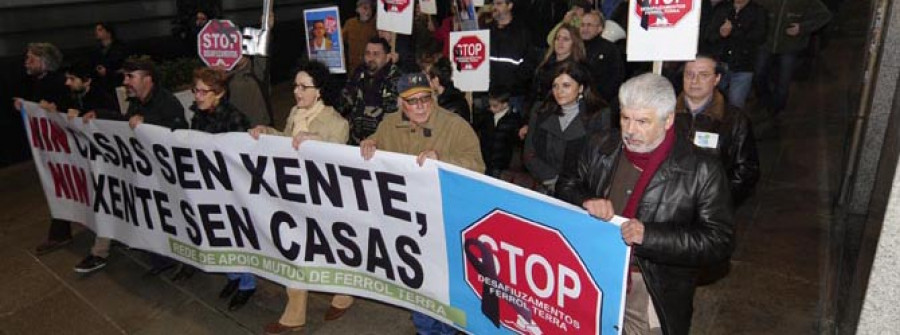 Unas 200 personas se manifestaron por las calles de Ferrol contra los desahucios