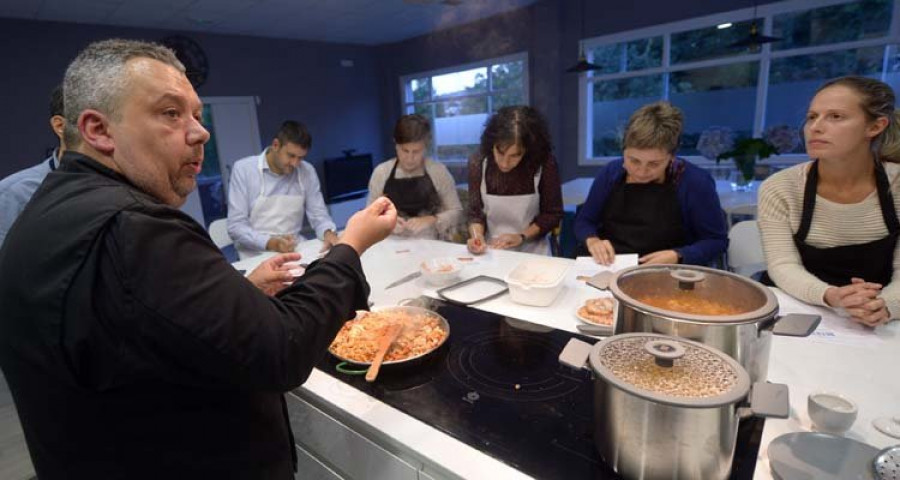 Reportaje | La escuela icook acerca a la cocina a los vecinos más rezagados con los fogones