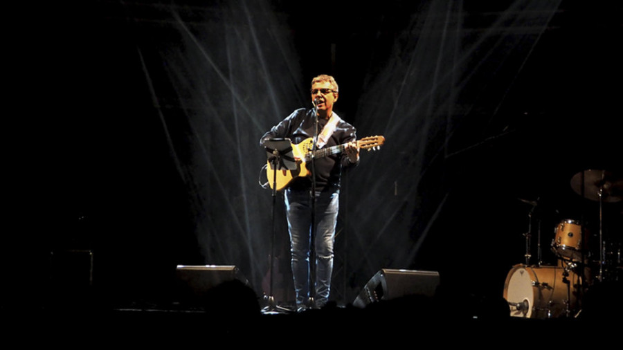 Pedro Guerra no defraudó ante su público en el concierto de Amboage