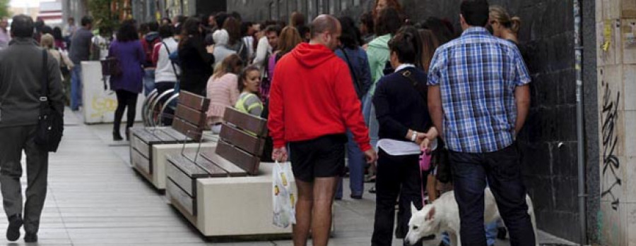 Largas colas en el primer día de matrícula para las vacantes de la Escuela de Idiomas