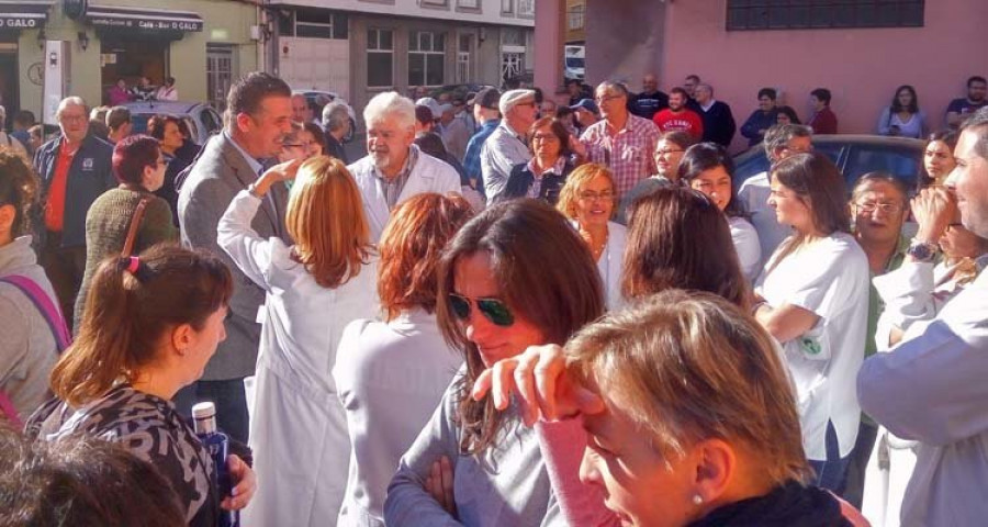 Unos 300 vecinos demandan la mejora de la atención pediátrica en Cedeira
