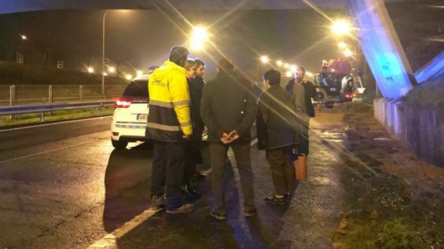 La rotura en una tubería de suministro de la calle Lepanto deja sin agua a todo el barrio de Caranza