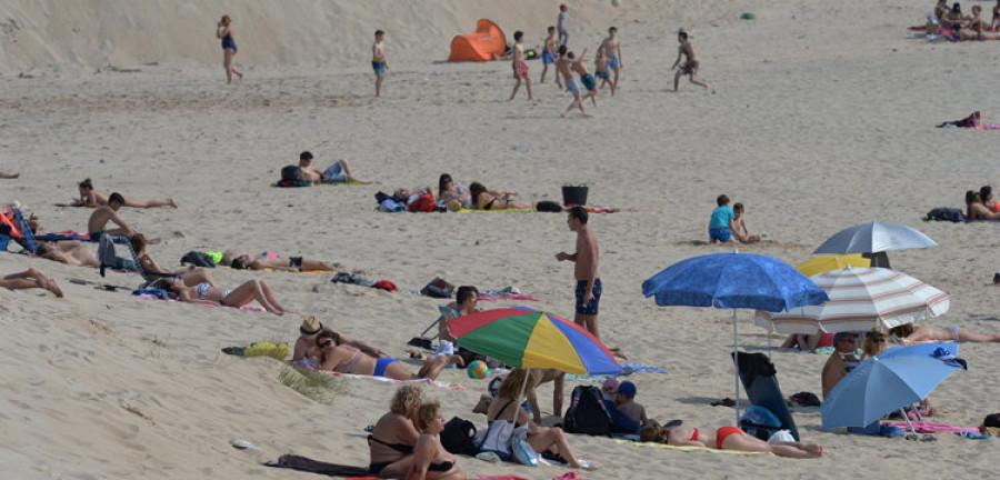 Trece playas de la comarca recibirán cerca de 300.000 euros para su limpieza