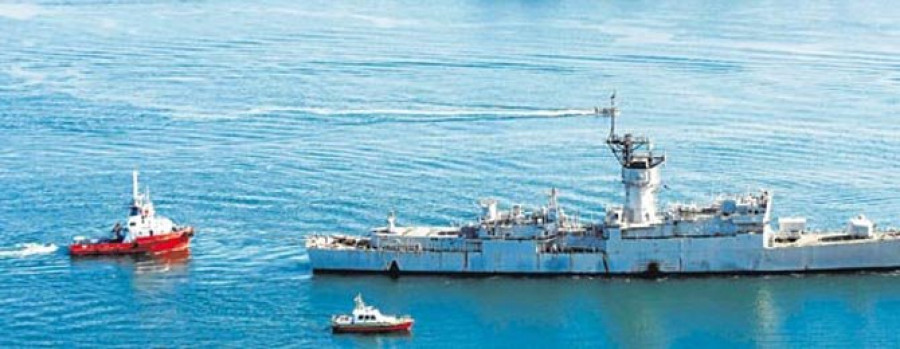 La fragata “Baleares” deja la ría de Ferrol para ser desguazada en Vigo