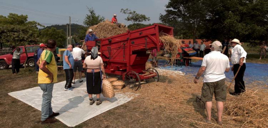 Veciños de Esmelle botaron man dunha máquina centenaria na festa da malla