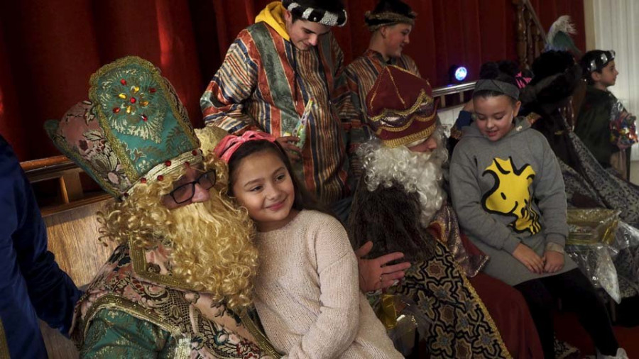 Los Reyes Magos visitan a los niños de la zona rural en un recorrido de más de cinco horas