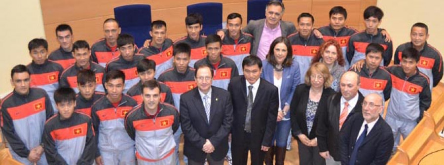 La selección de Vietnam y O Esteo abren el Trofeo Cidade de Narón