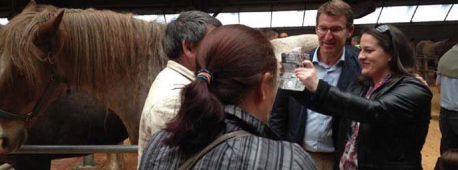 Feijóo abre la precampaña electoral en Santiago entre caballos y fotos de “fans”
