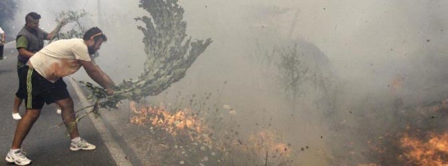 El fuego de Oia llega a O Rosal y amenaza a Tomiño, tras quemar 1.200 hectáreas